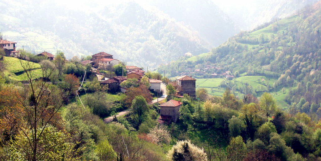 Vistas de la aldea de Cazo, en el Parque Natural de Ponga.