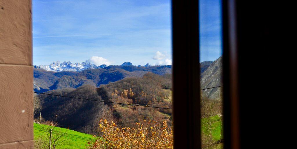 Paisaje desde la ventana. Picos de Europa y Peña Santa al fondo.