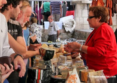 comprando quesos para la casa rural en el mercado de Cangas de Onis