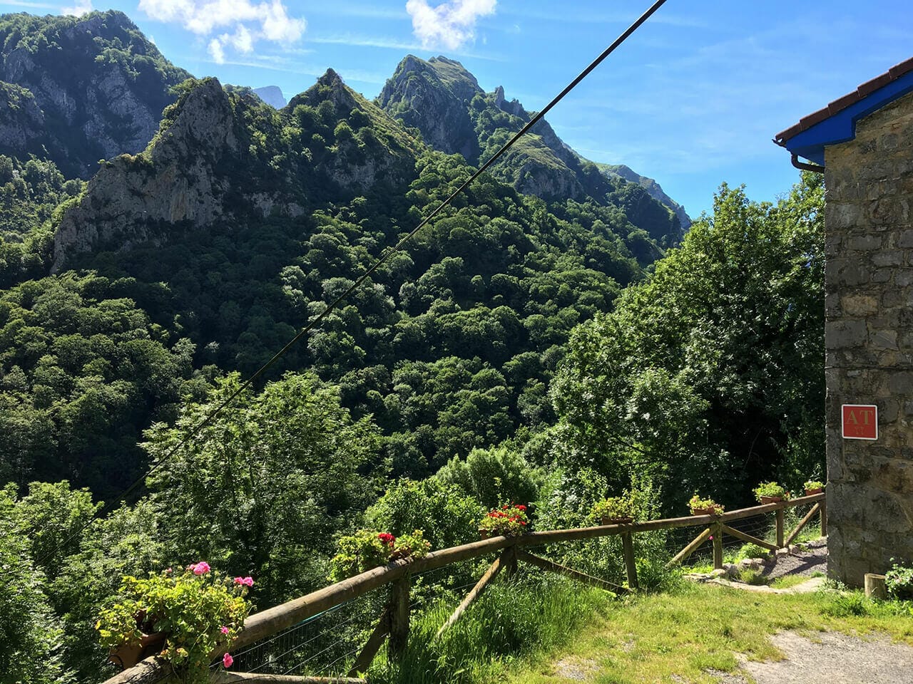 Alojamientos rurales en Asturias. Casa rural en el bosque