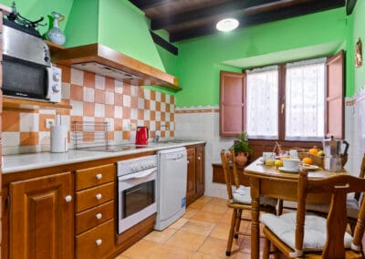 Cocina completa en. Casa rural Moradiellos Axtur en Arenas de Cabrales.