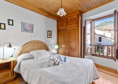 Habitaión cama de matrimonio Casa rural Moradiellos Axtur en Arenas de Cabrales.