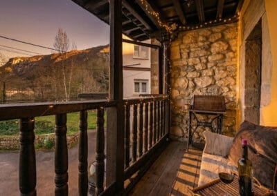 Atardecer en corredor balcón Fachada Casa rural Moradiellos Axtur en Arenas de Cabrales.
