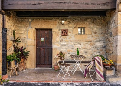 Portal con mesas y sillas en Fachada Casa rural Moradiellos Axtur en Arenas de Cabrales.