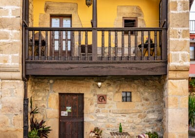 Frente, corredor y portal Fachada Casa rural Moradiellos Axtur en Arenas de Cabrales.